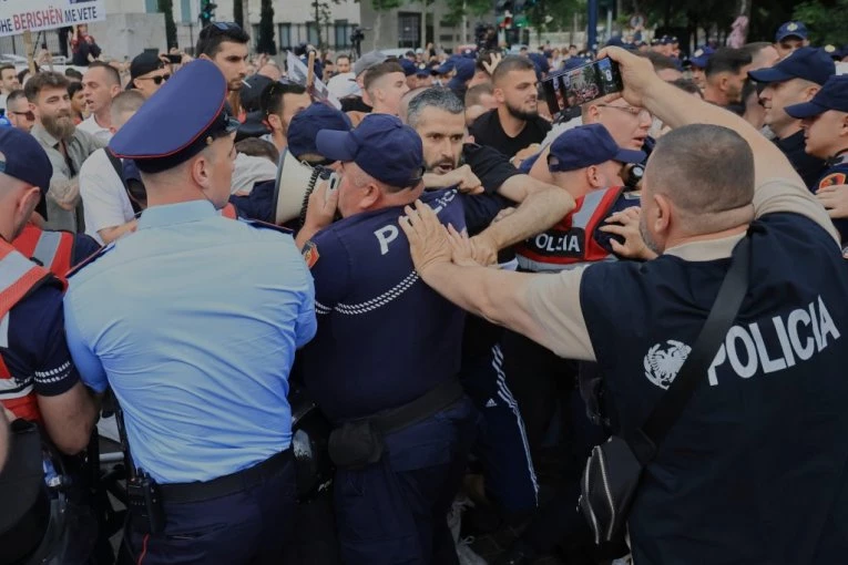 BESNI GRAĐANI RUŠE SVE PRED SOBOM! Haos na jugu zemlje, marš i protesti protiv TRAMPOVOG ZETA! (VIDEO)