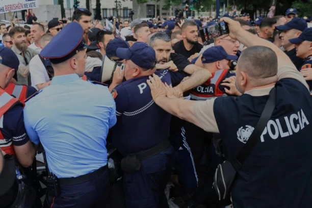 BESNI GRAĐANI RUŠE SVE PRED SOBOM! Haos na jugu zemlje, marš i protesti protiv TRAMPOVOG ZETA! (VIDEO)