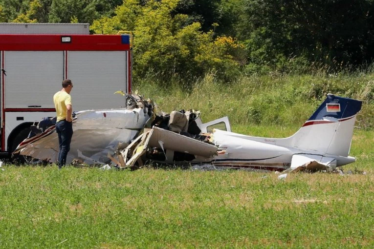 AVION SE PREPOLOVIO PRI UDARU! JEZIVI detalji pada letelice u Hrvatskoj: Pilot iznenada napravio spiralu i ZABIO SE U ZEMLJU! (FOTO, VIDEO)