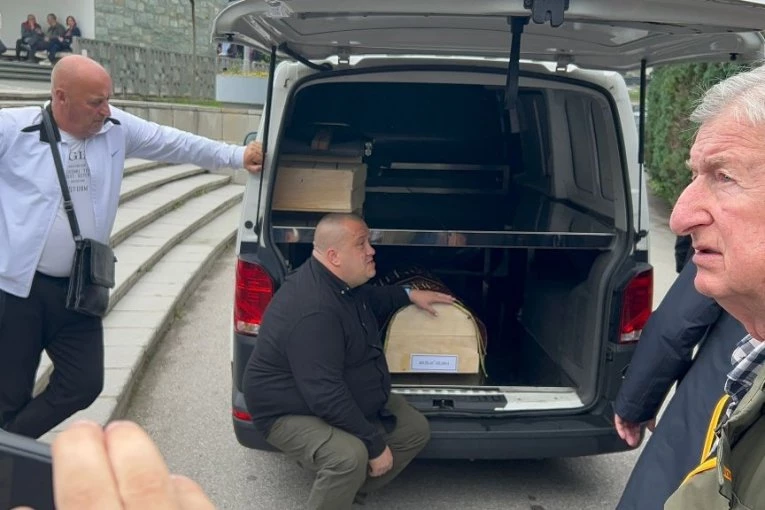SIN SEJDE BEŠLIĆ SE NE ODVAJA OD MAJČINOG SANDUKA! Potresne scene na sahrani Halidove supruge, Dino zapomaže na sav glas!