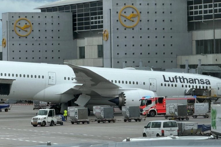 AVION PAO NA ASFALT NA AERODROMU, IMA POVREĐENIH! Kako se zaboga ovo dogodilo? Cika i vriska na licu mesta (VIDEO)