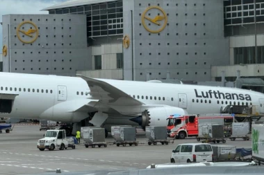 AVION PAO NA ASFALT NA AERODROMU, IMA POVREĐENIH! Kako se zaboga ovo dogodilo? Cika i vriska na licu mesta (VIDEO)