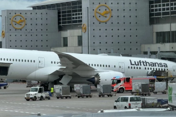 AVION PAO NA ASFALT NA AERODROMU, IMA POVREĐENIH! Kako se zaboga ovo dogodilo? Cika i vriska na licu mesta (VIDEO)