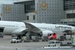 AVION PAO NA ASFALT NA AERODROMU, IMA POVREĐENIH! Kako se zaboga ovo dogodilo? Cika i vriska na licu mesta (VIDEO)