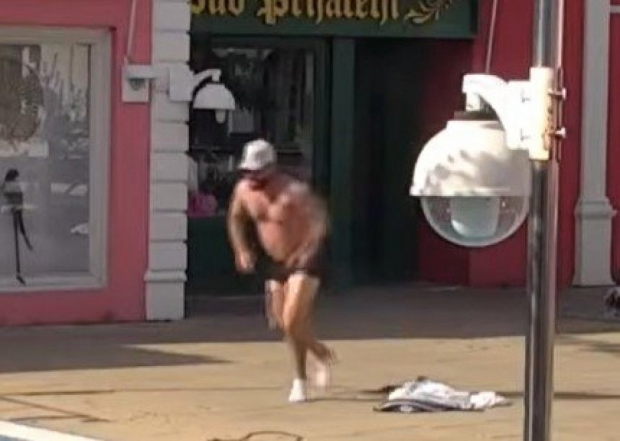 LUKA VUJOVIĆ PROBIO KORDON OBEZBEĐENJA I SVOJEVOLJNO NAPUSTIO BELU KUĆU! Snimljen kako trči U DONJEM VEŠU koroz Šimanovce, evo šta se DESILO! (GALERIJA)