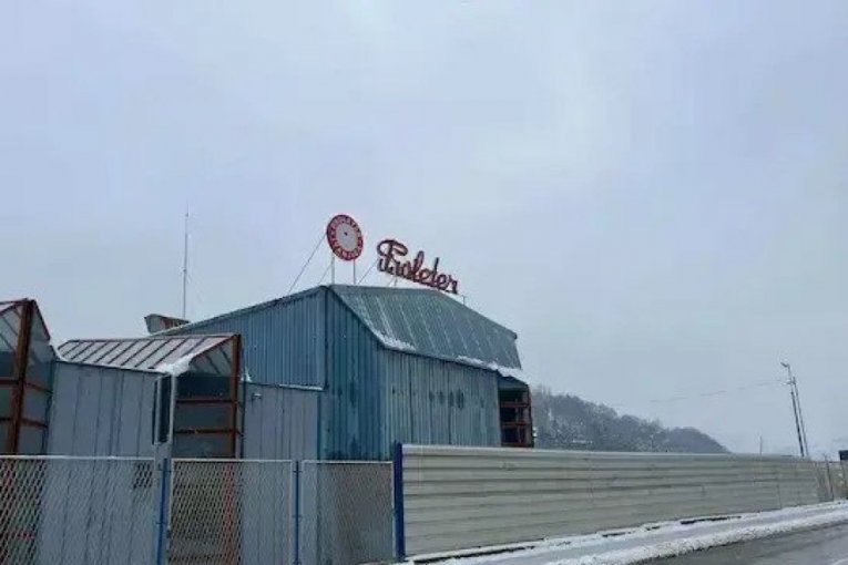Cover image for SRPSKI NEKADAŠNJI GIGANT IDE NA DOBOŠ! Prodaje se "Proleter" iz Ivanjice za oko 887 miliona dinara
