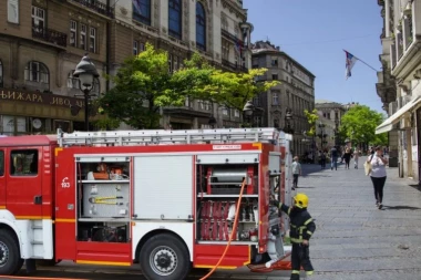 POŽAR U HOTELU U KNEZ MIHAILOVOJ: U panici ljudi istrčali na ulicu, kašlju i guše se od dima