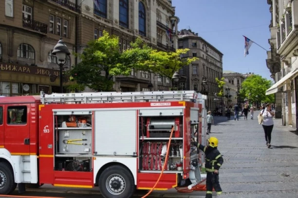 POŽAR U HOTELU U KNEZ MIHAILOVOJ: U panici ljudi istrčali na ulicu, kašlju i guše se od dima