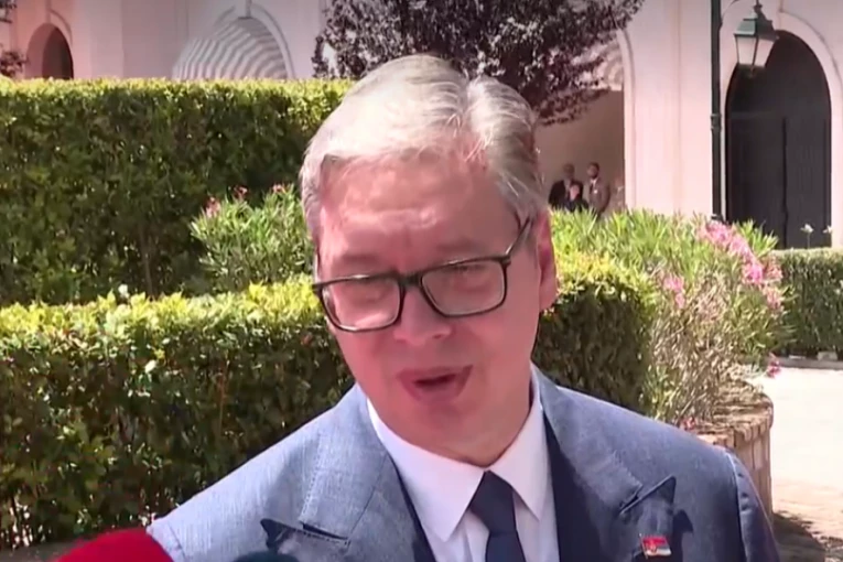 KRUCIJALNE TEME! Vučić se obraća iz Tivta: Sastanak sa Makronom, Mercom, Ursulom i Koštom (VIDEO)
