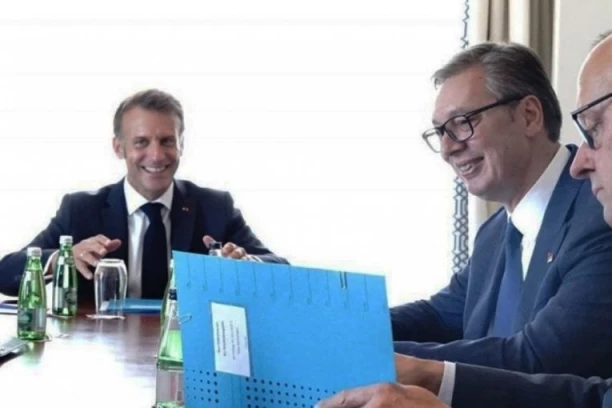 VUČIĆ PORUČIO IZ TIVTA: Makron nahvalio našu zemlju! Sada svi primećuju da je Srbija najjača ekonomija zapadnog Balkana! (VIDEO)