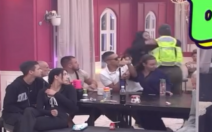 OD OVOG SNIMKA MAJE MARINKOVIĆ PODILAZI JEZA! Podivljala starleta dobila napad, obezbeđenje je "svuklo" sa stola! (VIDEO)