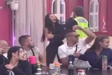 OD OVOG SNIMKA MAJE MARINKOVIĆ PODILAZI JEZA! Podivljala starleta dobila napad, obezbeđenje je "svuklo" sa stola! (VIDEO)