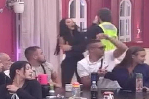 OD OVOG SNIMKA MAJE MARINKOVIĆ PODILAZI JEZA! Podivljala starleta dobila napad, obezbeđenje je "svuklo" sa stola! (VIDEO)