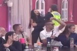 OD OVOG SNIMKA MAJE MARINKOVIĆ PODILAZI JEZA! Podivljala starleta dobila napad, obezbeđenje je "svuklo" sa stola! (VIDEO)