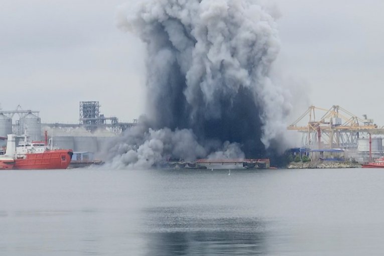 ТРЕВОГА НА БАЛКАНАХ! Крупный ВЗРЫВ у нефтяного терминала, ТЕРРИТОРИЯ ОЦЕПЛЕНА! (ФОТО, ВИДЕО)
