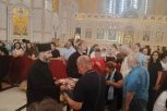 POSLE POKLONJENJA VERNICI OD DANAS DOBIJAJU JOŠ JEDAN DAR: Uz osveštane trakice vernom narodu se deli i ovo