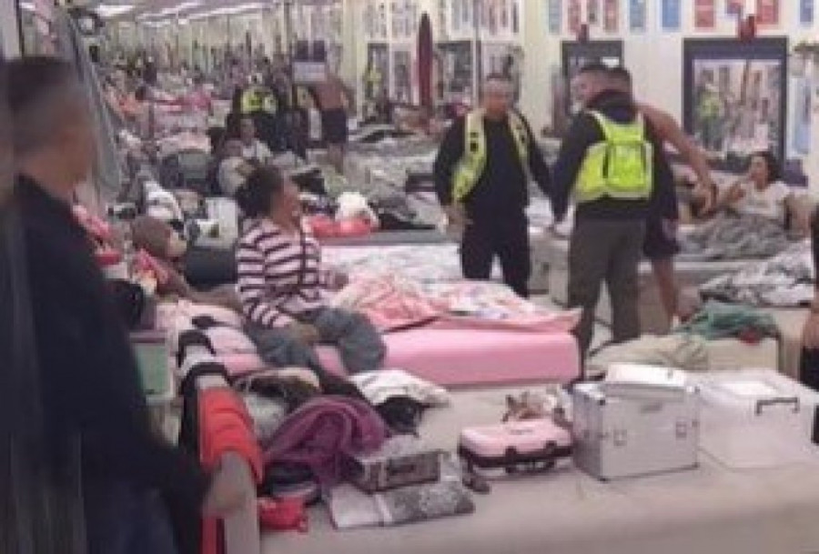 ZALETELA SE ŠAKAMA NA PROZORE I OGLEDALA! Horor scene u rijalitiju, TAKMIČARKU OBEZBEĐENJE BACILO NA POD! (VIDEO, GALERIJA)