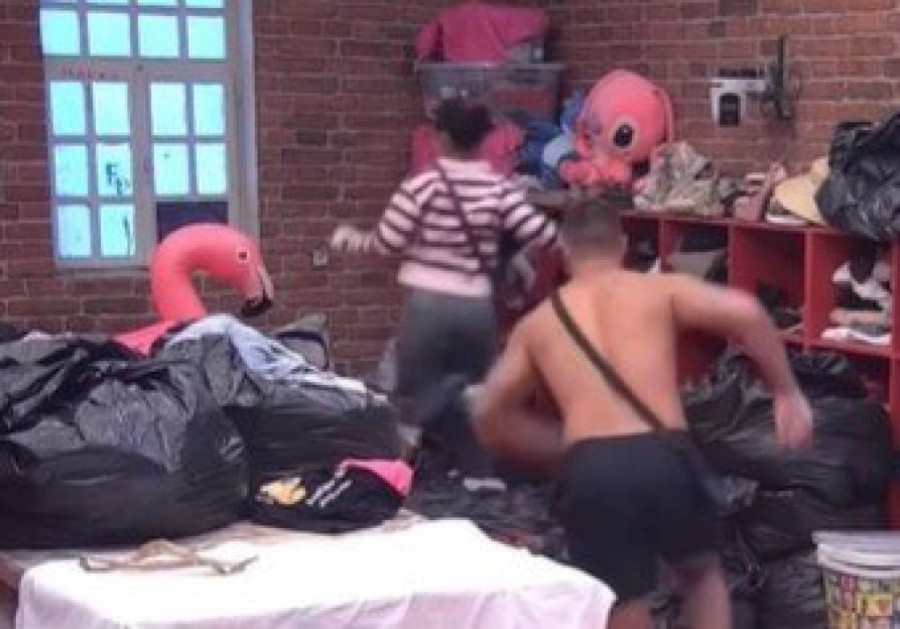 ZALETELA SE ŠAKAMA NA PROZORE I OGLEDALA! Horor scene u rijalitiju, TAKMIČARKU OBEZBEĐENJE BACILO NA POD! (VIDEO, GALERIJA)