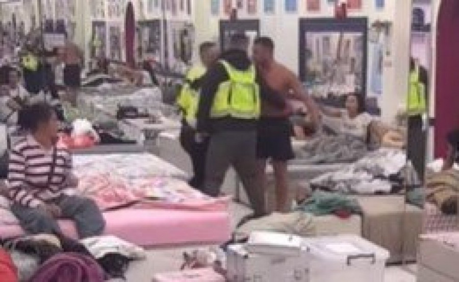 ZALETELA SE ŠAKAMA NA PROZORE I OGLEDALA! Horor scene u rijalitiju, TAKMIČARKU OBEZBEĐENJE BACILO NA POD! (VIDEO, GALERIJA)