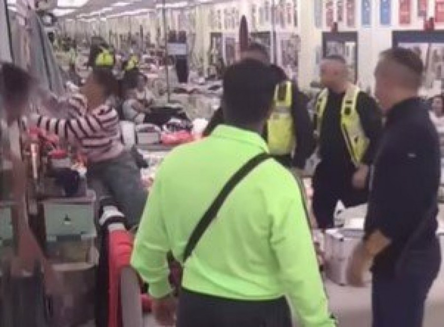ZALETELA SE ŠAKAMA NA PROZORE I OGLEDALA! Horor scene u rijalitiju, TAKMIČARKU OBEZBEĐENJE BACILO NA POD! (VIDEO, GALERIJA)