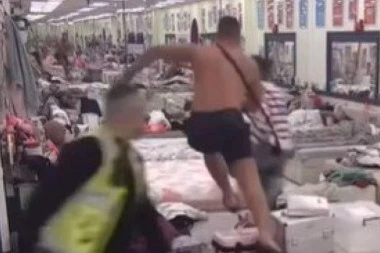 ZALETELA SE ŠAKAMA NA PROZORE I OGLEDALA! Horor scene u rijalitiju, TAKMIČARKU OBEZBEĐENJE BACILO NA POD! (VIDEO, GALERIJA)