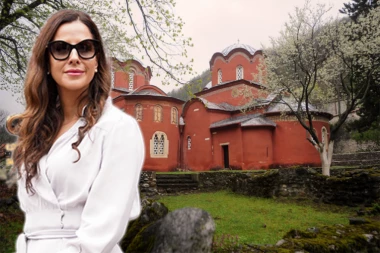 Tamara Vučić u Pećkoj patrijaršiji: Njeno elegantno izdanje privuklo je pažnju, a haljina oduševila mnoge (FOTO)
