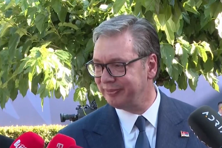 PREDSEDNIK VUČIĆ ZALEDIO CRNOGORSKE MEDIJE! "Lepo ste mi napunili budžet"