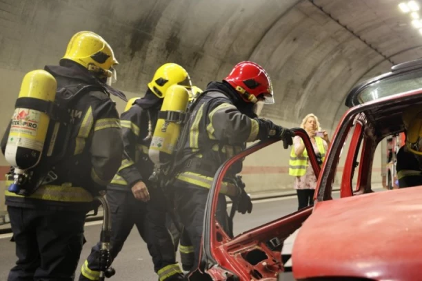 SMRTONOSNA VOŽNJA KOD TUNELA LAZ! Poginula još jedna žena, vatrogasci sekli smrskani automobil