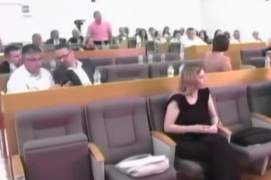 SKANDAL BEZ PRESEDANA U TRSTENIKU! Pogledajte kako odbornik Miroslava Aleksića šutira načelnicu opštinske uprave - ODMAH UDALJEN SA SEDNICE! (VIDEO)
