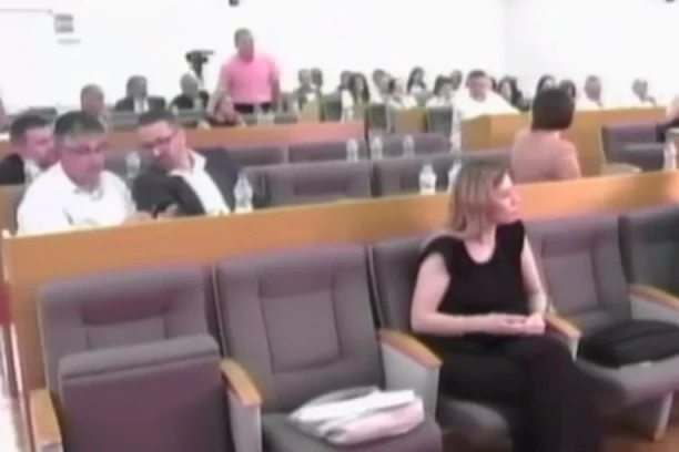 SKANDAL BEZ PRESEDANA U TRSTENIKU! Pogledajte kako odbornik Miroslava Aleksića šutira načelnicu opštinske uprave - ODMAH UDALJEN SA SEDNICE! (VIDEO)