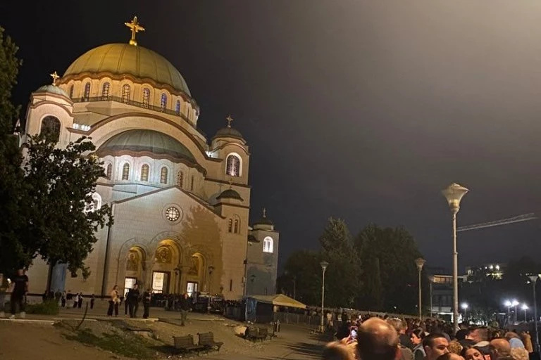 ČUDO IZNAD HRAMA SVETOG SAVE PRED ODLAZAK SVETINJE! Tačno u 3 sata njih troje su se pojavili na krstu - LJUDI GLEDAJU I NE VERUJU! (VIDEO)