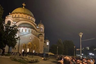ČUDO IZNAD HRAMA SVETOG SAVE PRED ODLAZAK SVETINJE! Tačno u 3 sata njih troje su se pojavili na krstu - LJUDI GLEDAJU I NE VERUJU! (VIDEO)