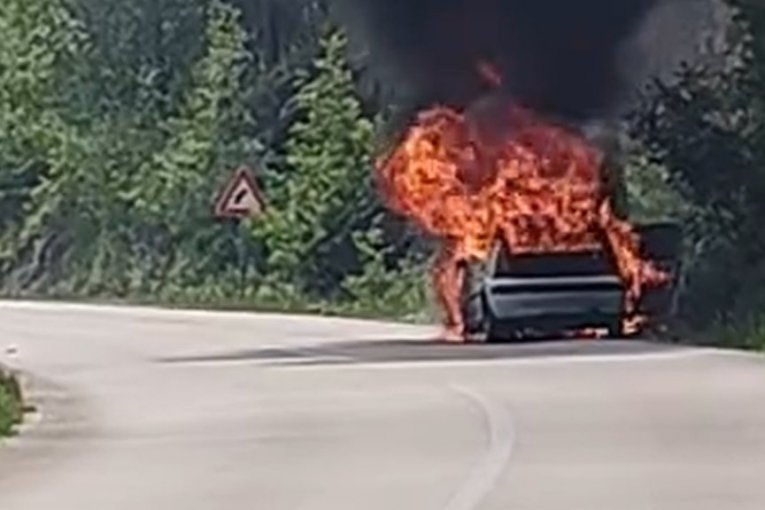 IZGOREO AUTOMOBIL NA PUTU KA MOKROJ GORI! Od vozila nije ostalo ništa