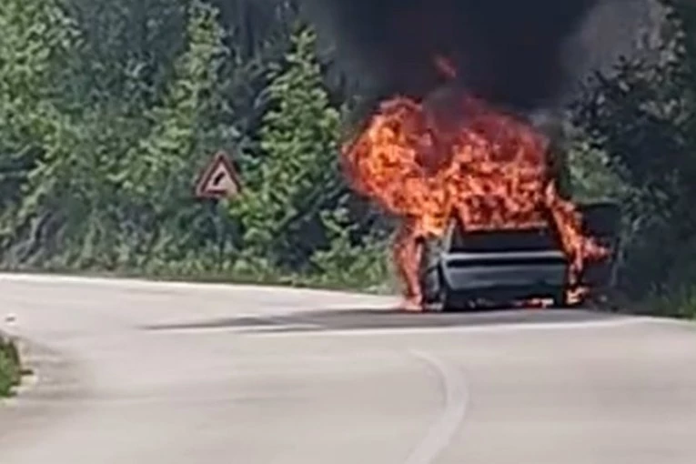 IZGOREO AUTOMOBIL NA PUTU KA MOKROJ GORI! Od vozila nije ostalo ništa - ogroman plamen i dim zaustavili saobraćaj! (VIDEO)