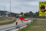 MA, DA LI JE MOGUĆE - SNIMAK ZAPALIO MREŽE! Vozač ušao u kontrasmer na auto-putu i napravio havariju! (VIDEO)