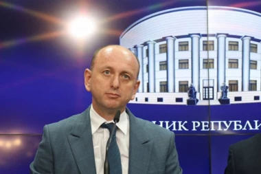 "DNP NEĆE GLASATI ZA USTAVNE PROMENE JER NEMA SRPSKOG JEZIKA": Oglasio se Milan Knežević