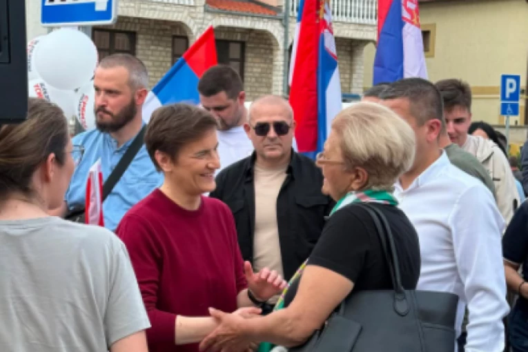 DIVAN POVOD! Brnabićeva sa građanima u Novim Banovcima: Što su napadi jači, narod će još snažnije stati uz Vučića!