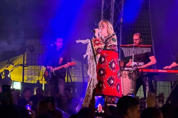 PIROT NA NOGAMA! Tea Tairović zapevala pred punim stadionom, OGRNULI JE ĆILIMOM (VIDEO)