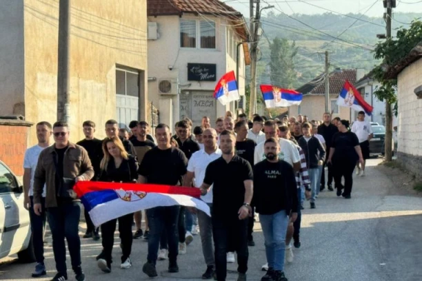 SRBI SA TROBOJKAMA IDU NA GLASANJE! Otvorena birališta na Kosovu i Metohiji, Srbima zagarantovano 10 poslaničkih mesta! (FOTO)