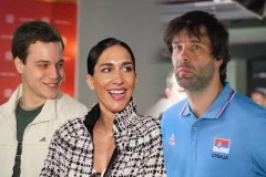 TEODOSIĆ PORED NJIH, A ONI ZAGRLJENI: Isplivala fotka Jelisavete Orašanin i Pavla Mensura - NIKO NIJE SLUTIO! (FOTO)