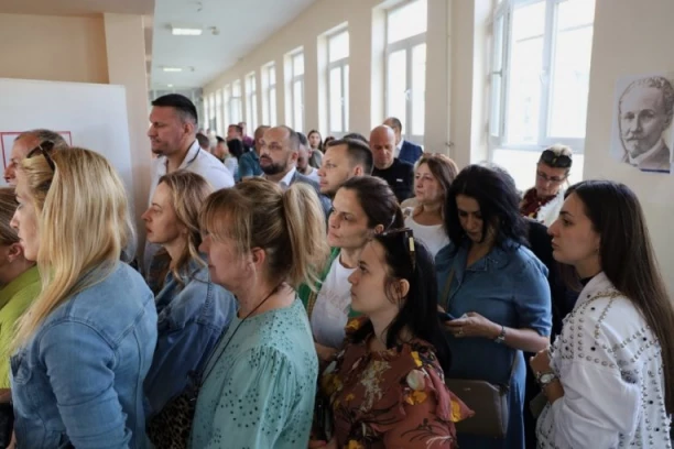 "ISTERUJU NAS IZ STANOVA, OČEKUJEMO BOLJE DANE": Građani Zvečana u velikom broju glasali na izborima i IMAJU SAMO JEDNU ŽELJU