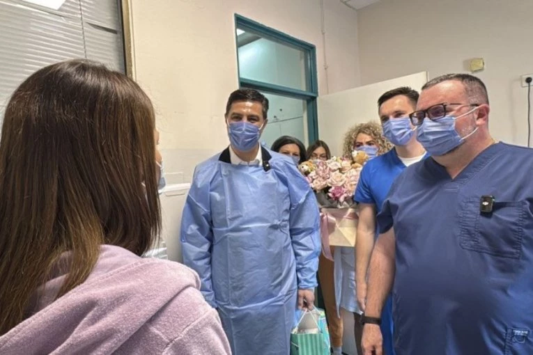 VASILIJA, VERA I VIDA DONELE RADOST JUGU SRBIJE: Pavlović i Lazarević obišli trojke i poručili - novo porodilište je prioritet!