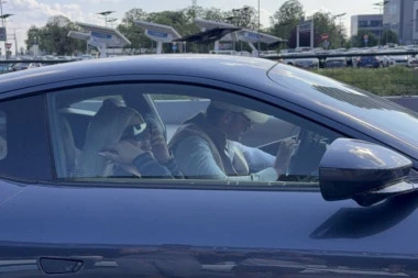 DARA BUBAMARA POBESNELA ZBOG PITANJA DA LI JE PRODUŽILA "SATNICU" SA NOVIM DEČKOM: Zbog njega nastala totalna pometnja na aerodromu! (VIDEO)