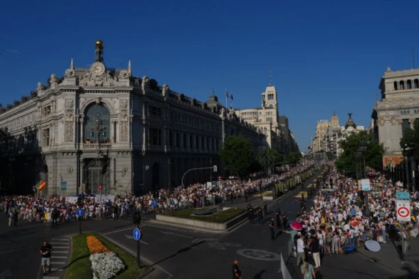 EKSPLOZIJA U ČUVENOM TORNJU! Naređena hitna evakuacija u prestonici, OPŠTA PANIKA I BEŽANIJA (VIDEO)