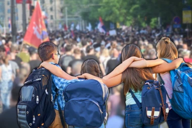 BLOKADERI PREŠLI SVE CRVENE LINIJE - ZNATE LI ZA SRAM? Decu šalju u prve redove kao PIONE, ovo još niste videli! (VIDEO)