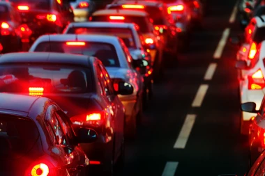 LANČANI SUDAR NA AUTO-PUTU KOD UBA! Saobraćaj u zastoju! (VIDEO)