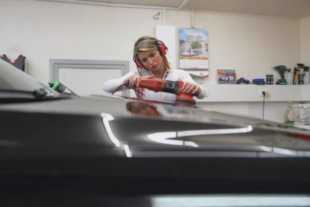 LEPA ČAČANKA RUŠI SVE PREDRASUDE! Mina Danilović ušla u "muški" posao i sada je u svom kraju bez premca! (FOTO, VIDEO)