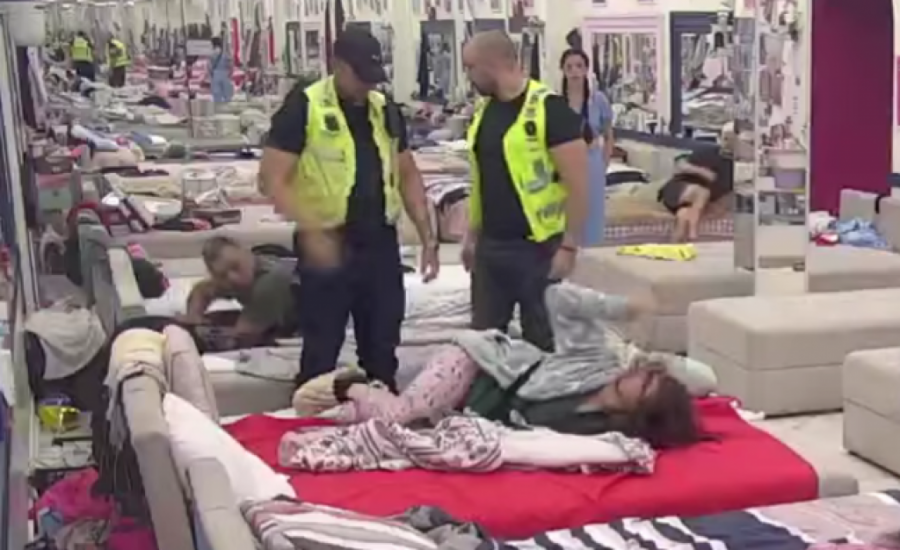 BRUTALNA MAKLJAŽA U ELITI, HITNO IZVEDENA NAPOLJE: Obezbeđenje prekinulo program, KAŽNJENA zbog vređanja na NACIONALNOJ OSNOVI!