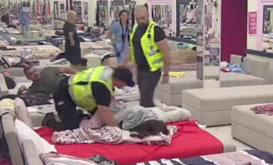 BRUTALNA MAKLJAŽA U ELITI, HITNO IZVEDENA NAPOLJE: Obezbeđenje prekinulo program, KAŽNJENA zbog vređanja na NACIONALNOJ OSNOVI!