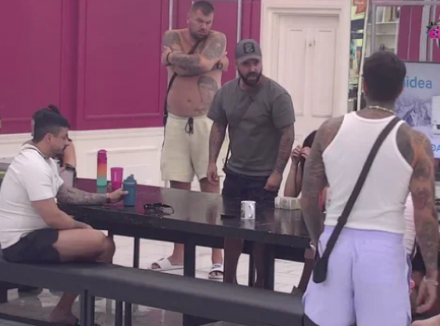 NAJBRUTALNIJE ZAKUCAVANJE ANELI AHMIĆ: Cela nacija joj se smeje zbog OVOGA, u momentu se izobličila od BESA! (FOTO)